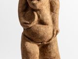 l'image d'une statue d'un homme tenant un bébé dans ses bras