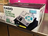une boîte avec une calculatrice posée sur un comptoir