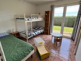 une chambre équipée de lits superposés et d'une table