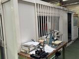 une photo d'un atelier d'usine rempli de machines