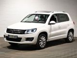 Le SUV Volkswagen blanc est garé dans une pièce blanche