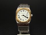 une montre en argent et en or ornée de chiffres romains