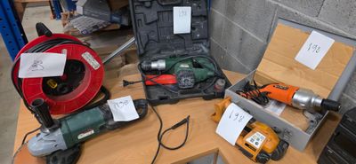 de nombreux outils posés sur une table dans une pièce