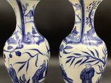 deux vases bleus et blancs posés sur une table