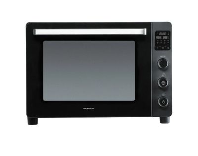 Le four à micro-ondes est noir et est équipé d'une minuterie.