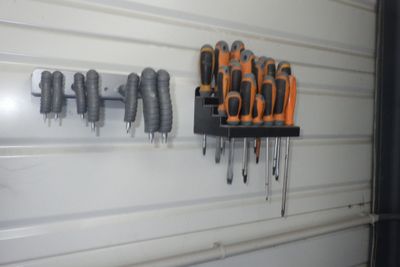de nombreux outils accrochés au mur d'un garage