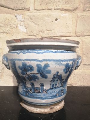 un vase bleu et blanc orné d'un paysage