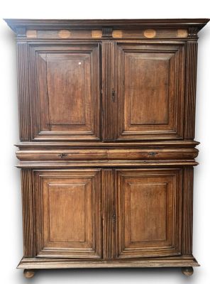 une photo d'une grande armoire en bois à deux portes