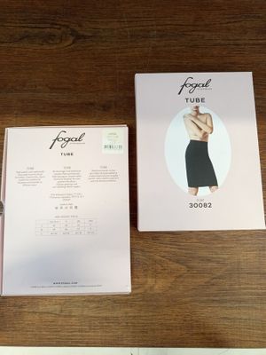 la boîte est ouverte sur la table, avec le contenu du colis à l'intérieur