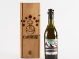 une bouteille de vin posée à côté d'une caisse en bois