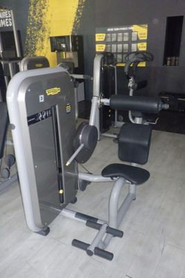 une image d'une salle de sport avec des équipements