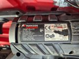 Gros plan sur une batterie Parkside montée sur une moto