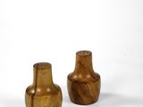 deux petits vases en bois posés l'un à côté de l'autre