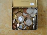 une boîte remplie de pièces de monnaie posée sur une table