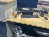 un bureau avec un ordinateur et une chaise devant