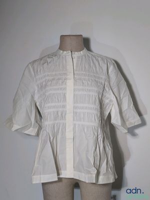 une image d'une chemise blanche sur un mannequin, un mannequin, un mannequin, un mannequin, un mannequin, un mannequin, un mannequin, un mannequin