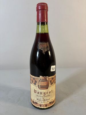 une bouteille de vin posée sur une table