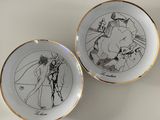 deux assiettes sur lesquelles sont représentés un homme et une femme