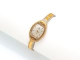 une photo d'une montre-bracelet posée sur une surface blanche
