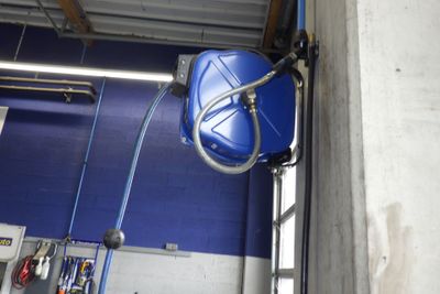 un seau bleu suspendu au plafond d'un garage