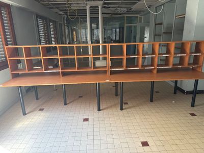 une pièce dans laquelle se trouvent un bureau et une étagère