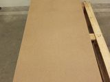 une photo d'un morceau de carton posé sur une table