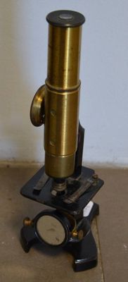 un microscope posé sur une table