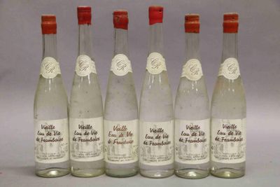 six bouteilles d'eau sont alignées sur une table