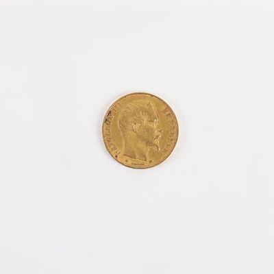 gros plan d'une pièce d'or sur une surface blanche