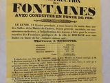une affiche jaune accrochée au mur d'un immeuble sur lequel est apposée une pancarte
