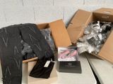 une boîte remplie de vêtements et une paire de chaussures posée sur une table