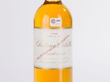 la bouteille de vin blanc se trouve à côté d'un verre de vin