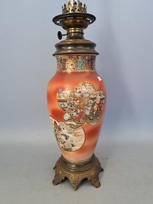 Japon, Satsuma XXème lampe à pétrôle avec vase en porcelaine…