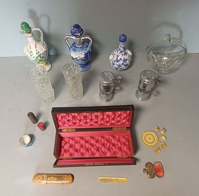 beaucoup d'objets en verre qui se trouvent sur la table