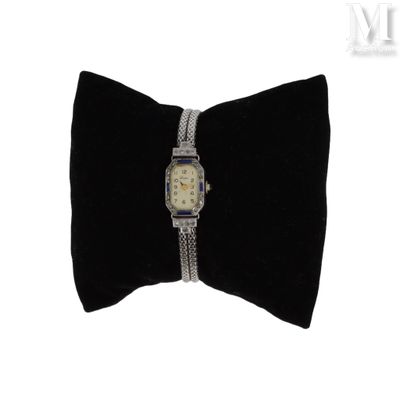 une montre fixée à un nœud papillon en velours noir