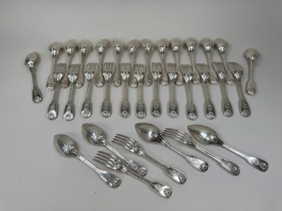 de nombreuses cuillères et fourchettes disposées sur la table