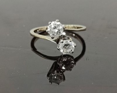 une photo en gros plan d'une bague en diamant posée sur une table