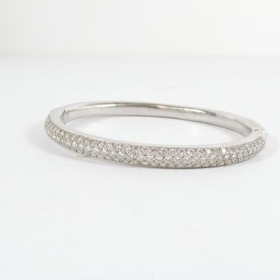 un gros plan d'un bracelet à maillons en diamant sur fond blanc