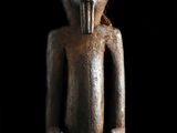 un gros plan d'une statue sur fond noir
