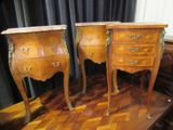 deux tables en bois avec des plateaux en marbre, posées sur une table en bois