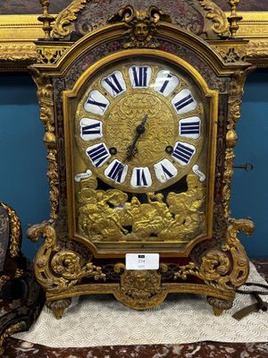 GRAND CARTEL et sa CONSOLE en marqueterie de cuivre sur fond…