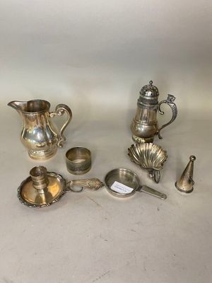 de nombreux objets en argent posés sur une table