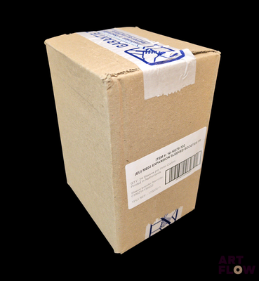 une boîte en carton sur laquelle est collé un autocollant