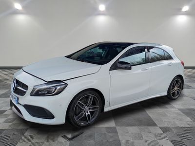 une Mercedes CLA blanche garée dans un garage