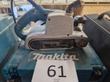 l'image d'une machine posée sur une table