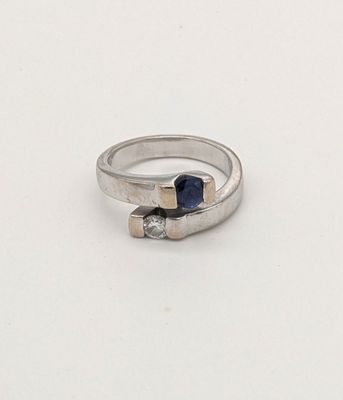bague en argent sterling ornée d'un saphir bleu et de diamants