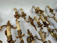 Série de 8 appliques en bronze doré et ciselé à deux bras de… (photo 3)