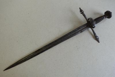 une petite épée posée sur une table