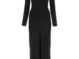 La robe est noire, à manches longues et avec un col en V.