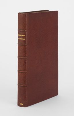 un livre brun posé sur une surface blanche